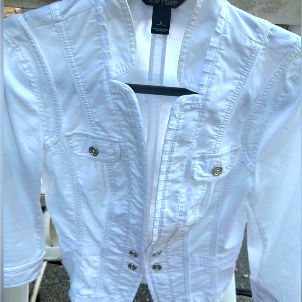 White House Black Market size 6 beautiful white Shirt Jacket. Never worn.